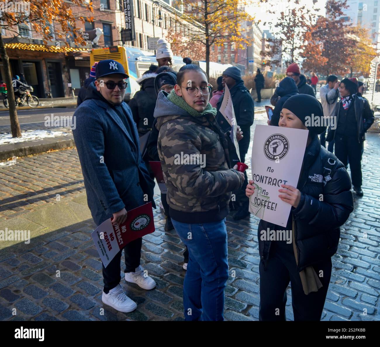 I lavoratori di Starbucks, i membri di Starbucks Workers United e i loro sostenitori picchiano lo Starbucks Reserve Roastery nel quartiere Chelsea di New York l'ultimo giorno del loro sciopero di cinque giorni martedì 24 dicembre 2024. Lo sciopero ha colpito oltre 300 negozi, circa il 3% di tutti i punti vendita Starbucks negli Stati Uniti. Lo sciopero ha richiamato l’attenzione sulle presunte pratiche di lavoro sleali del gigante del caffè e ha cercato un aumento del salario orario minimo i dipendenti di Starbucks sono pagati tra le altre lamentele. (© Richard B. Levine) Foto Stock