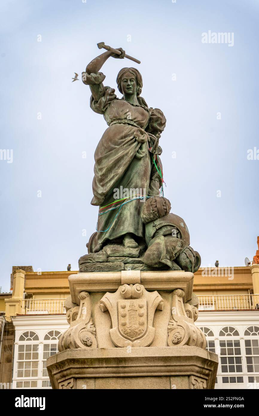 Galizia, Spagna - 23 agosto 2024: Vista frontale della statua di Maria Pita nella piazza principale della Coruna Foto Stock