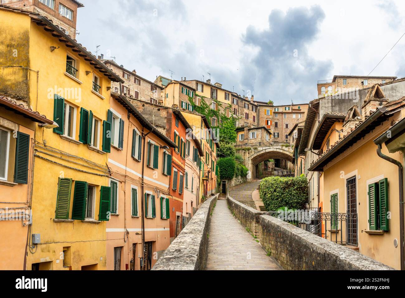 Splendido paesaggio urbano dell'acquedotto medievale di Perugia, Umbria, Italia Foto Stock