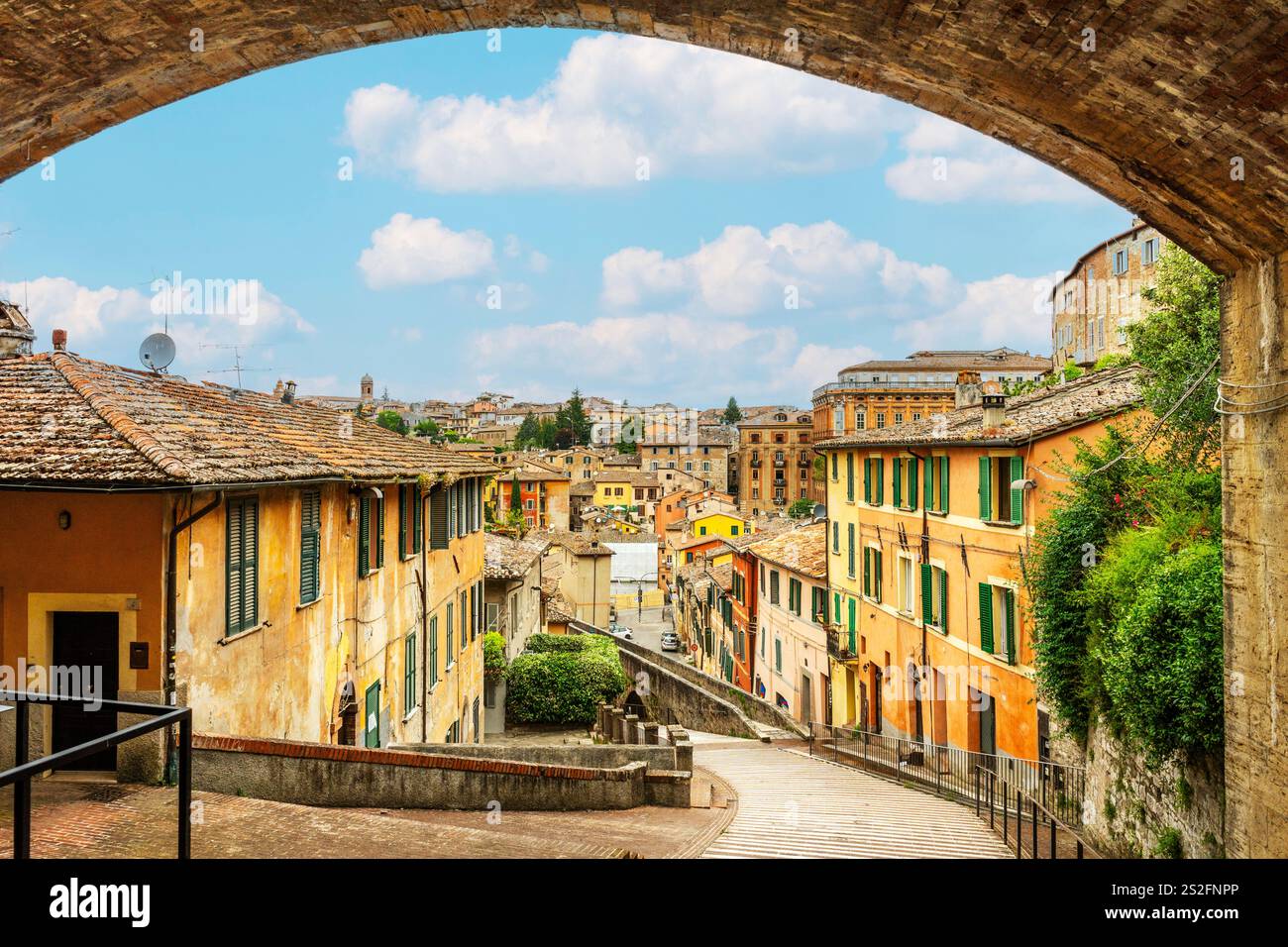 Splendido paesaggio urbano dell'Acquedotto medievale di Perugia, Umbria - Italia Foto Stock
