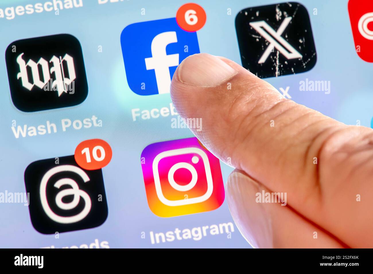 Instagram, Facebook und X mit anderen Apps auf dem smartphone, München, Januar 2025 Deutschland, München, Januar 2025, Instagram, Facebook und X mit anderen Apps auf dem smartphone, Facebook Mutterkonzern Meta will künftig auf Faktenchecks verzichten, wie zuvor schon die Plattform X von Elon Musk, Finger tippt auf die Facebook App, *** Instagram, Facebook e X con altre app sullo smartphone, Monaco di Baviera, gennaio 2025 Germania, Monaco di Baviera, gennaio 2025, Instagram, Facebook e X con altre app sullo smartphone, la casa madre di Facebook Meta vuole fare senza controlli di fatto in futuro, come Elon Mu Foto Stock