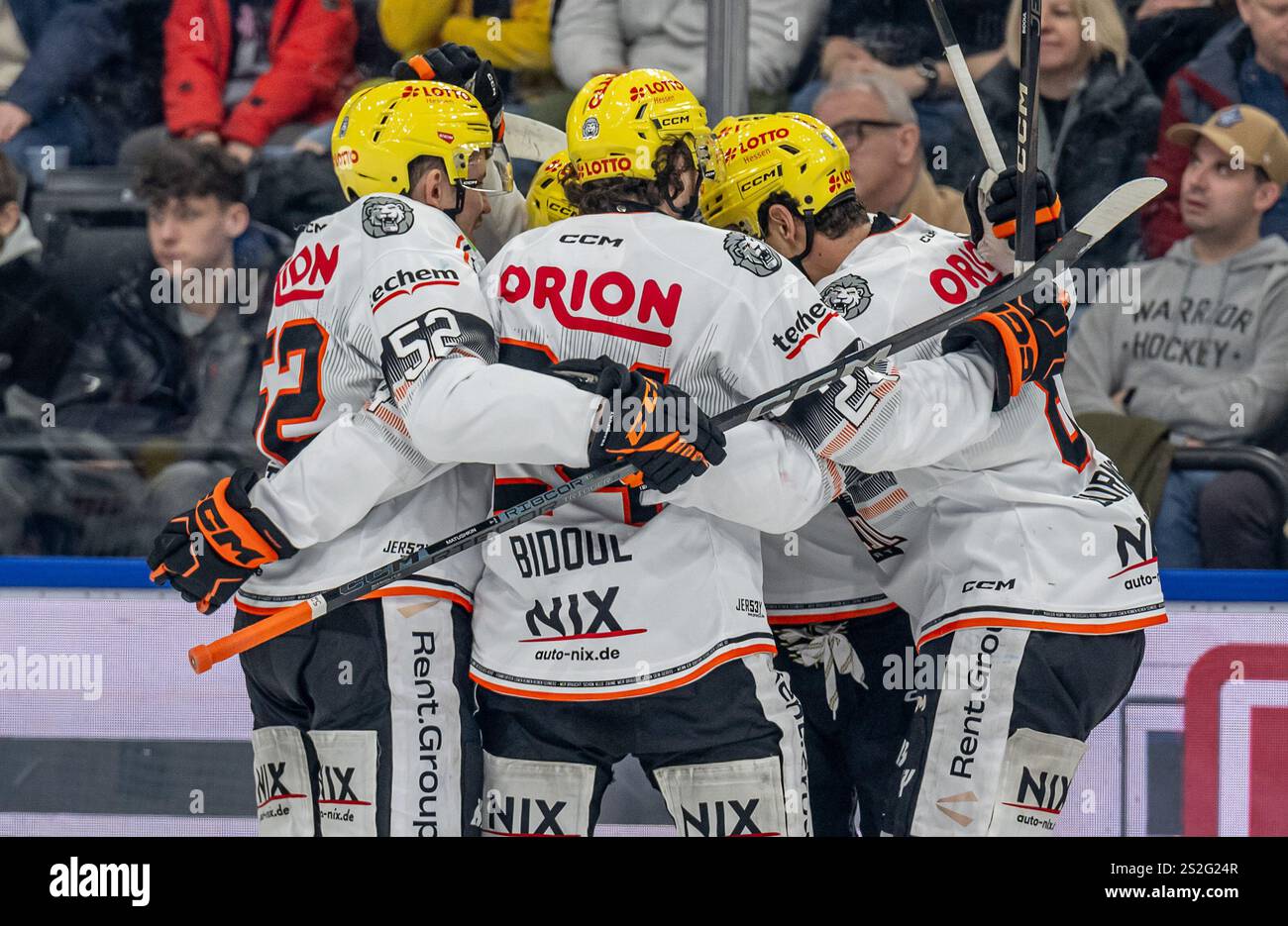 Die Frankfurter bejubeln mit Dennis Lobach (Loewen Frankfurt, #26) dessen Tor zum 1:2. GER, EHC Red Bull Muenchen vs. Loewen Frankfurt, Eishockey, DEL, 34. Spieltag, Saison 2024/2025, 06.01.2025. Foto: Eibner-Pressefoto/Heike Feiner Foto Stock