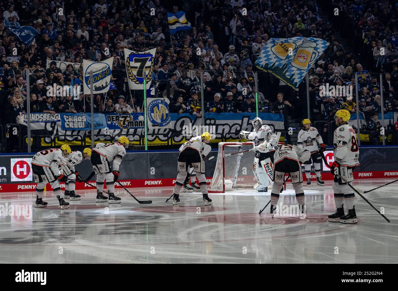 Die Frankfurter schwoeren sich um Jussi Olkinuora (Torwart, Loewen Frankfurt, #45) auf die anstehende Partie ein. GER, EHC Red Bull Muenchen vs. Loewen Frankfurt, Eishockey, DEL, 34. Spieltag, Saison 2024/2025, 06.01.2025. Foto: Eibner-Pressefoto/Heike Feiner Foto Stock