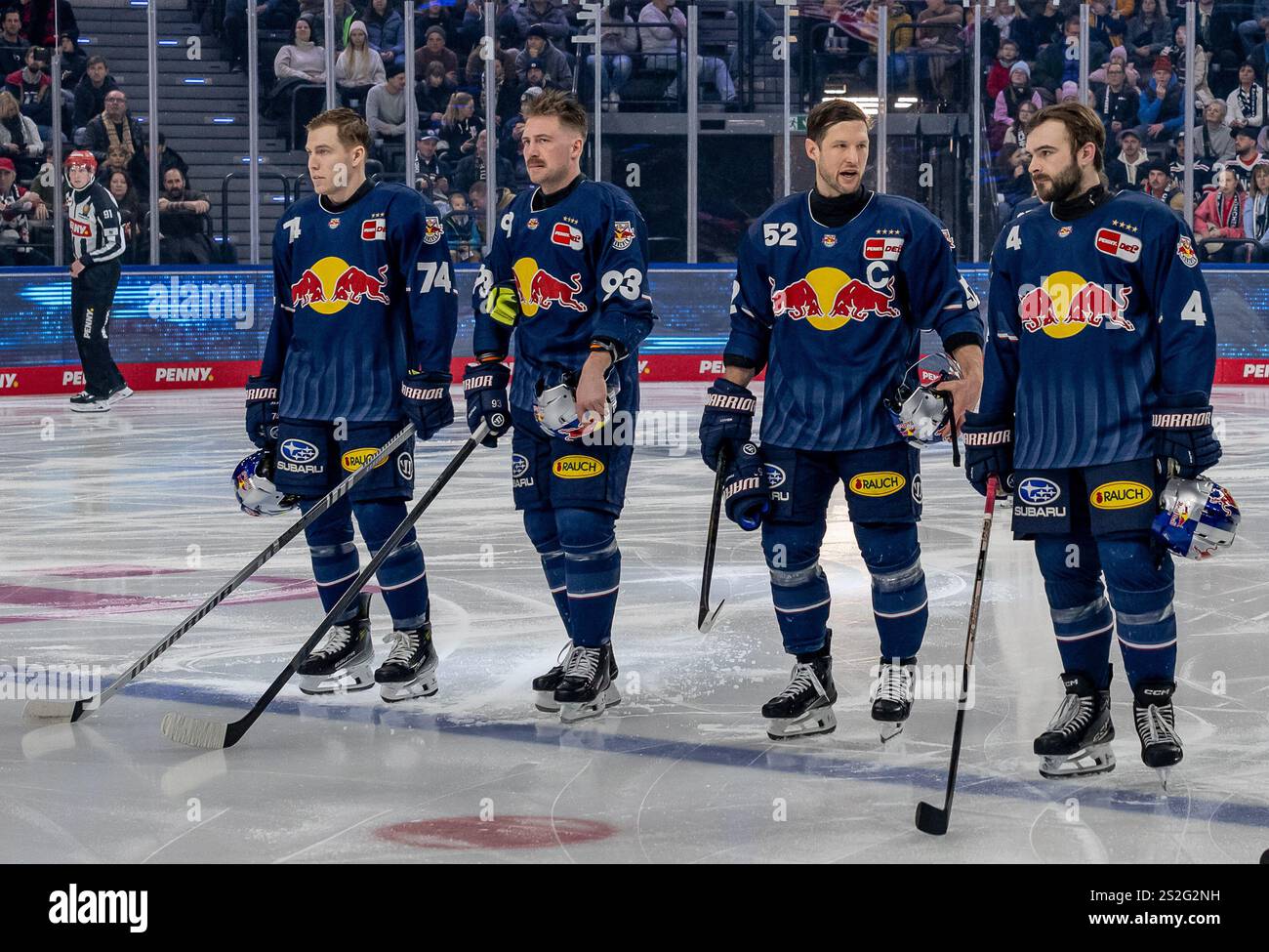 Les Lancaster (EHC Red Bull Muenchen, #74), Maximilian Kastner (EHC Red Bull Muenchen, #93), Patrick Hager (EHC Red Bull Muenchen, #52) e Will Butcher (EHC Red Bull Muenchen, #4) bei den partenza sei. GER, EHC Red Bull Muenchen vs. Loewen Frankfurt, Eishockey, DEL, 34. Spieltag, Saison 2024/2025, 06.01.2025. Foto: Eibner-Pressefoto/Heike Feiner Foto Stock