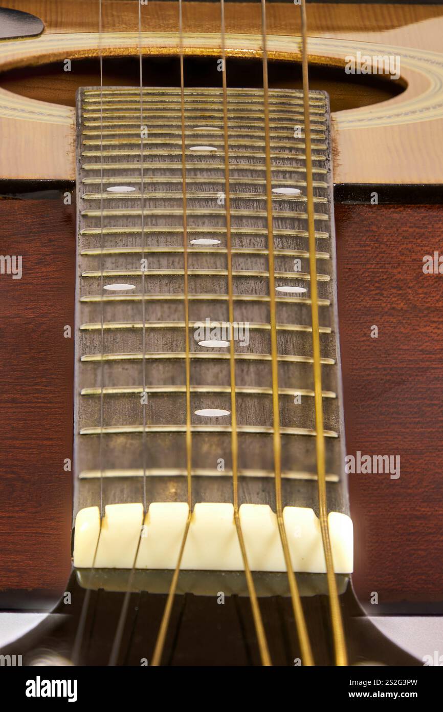 Chitarra acustica in legno di stile moderno isolata, che mostra alcune parti specifiche, con corde metalliche, ideale per la musica rock Foto Stock