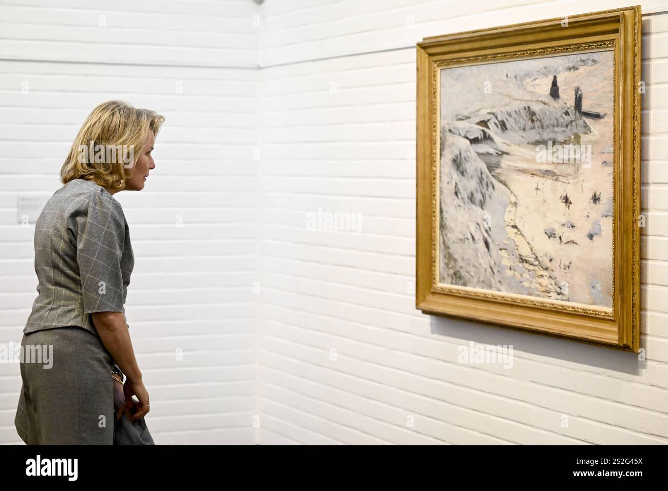 Regina Matilde del Belgio, raffigurata durante una visita reale alla mostra "Emile Claus, Principe del Luminismo" presso il Museo Mudel di Deinze, martedì 7 gennaio 2025. Questa mostra, allestita per celebrare il 175° anniversario della nascita di Emile Claus e il 100° anniversario della sua morte, presenta i migliori dipinti dell'uomo che è stato uno dei più grandi pittori impressionisti del Belgio e uno dei principali esponenti del luminismo, un movimento artistico incentrato sulla rappresentazione della luce e la sua interazione con paesaggi e soggetti. BELGA FOTO DIRK WAEM Foto Stock