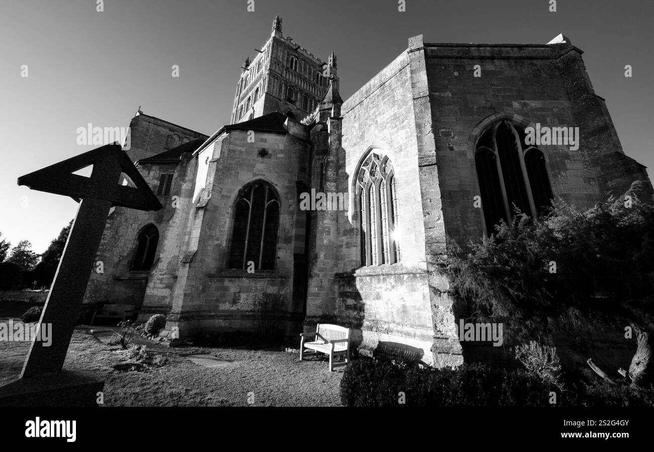 L'esterno dell'Abbazia di Tewkesbury, una chiesa romanica originaria dell'XI e XII secolo Foto Stock