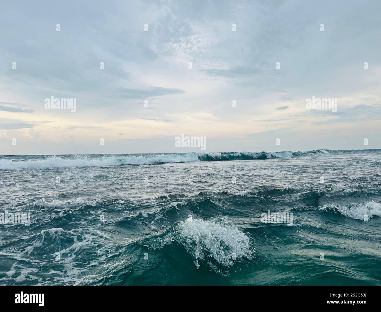 Vista mare serale. Hikkaduwa, Sri Lanka. - Immagine stock catturata con smartphone