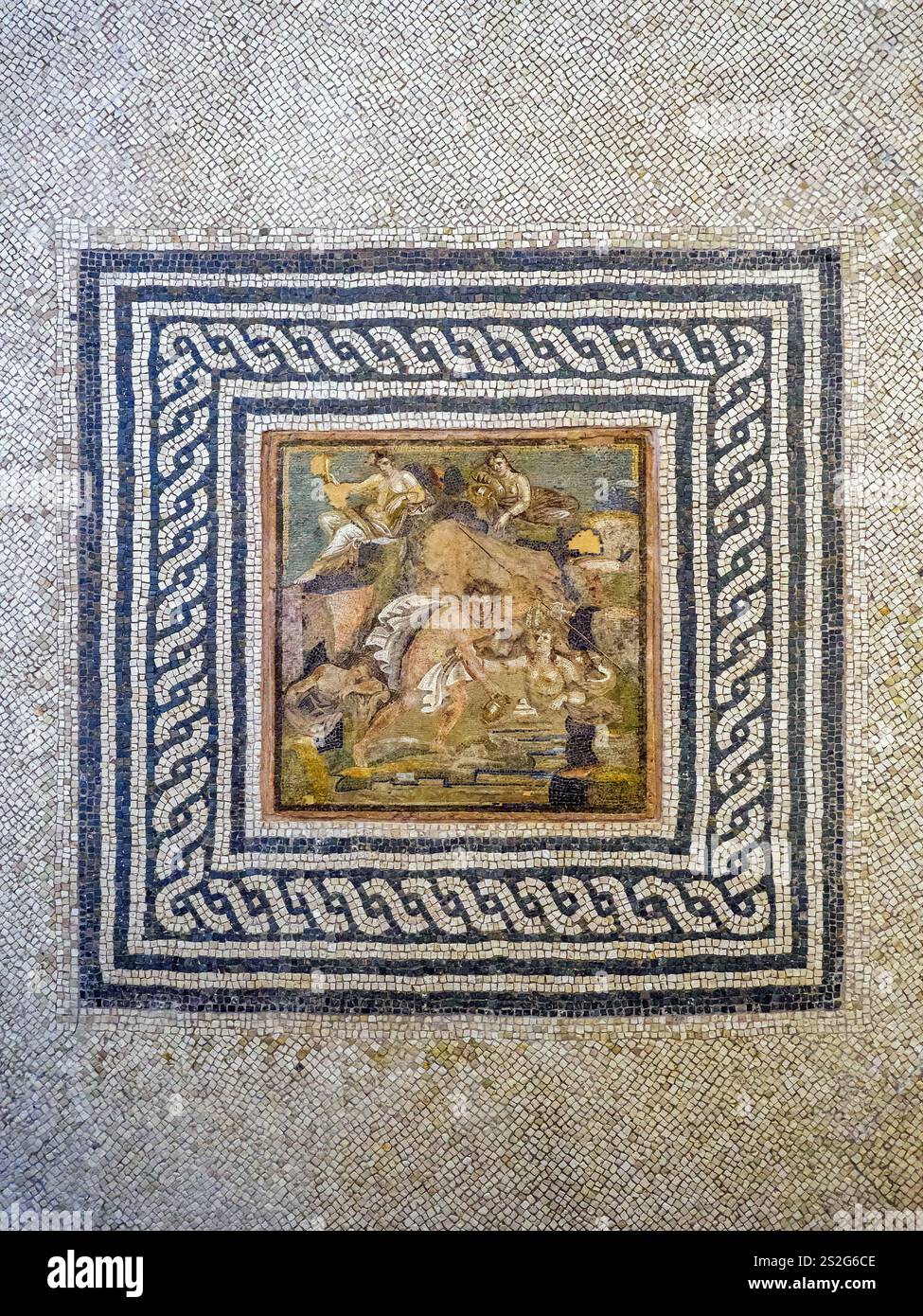 Mosaico a pavimento con emblema raffigurante Ila e le ninfe - il pavimento con un disegno geometrico è ornato da un dipinto centrale (emblema) che raffigura il mito di Ila, l'efebo che prese parte alla spedizione degli Argonauti, rapiti dalle ninfe, che si innamorarono della sua bellezza e destinati all'immortalità. Datato tra la fine del II secolo a.C. e l'inizio dell'età imperiale - Museo Nazionale Romano in Palazzo massimo alle Terme - Roma, Italia Foto Stock