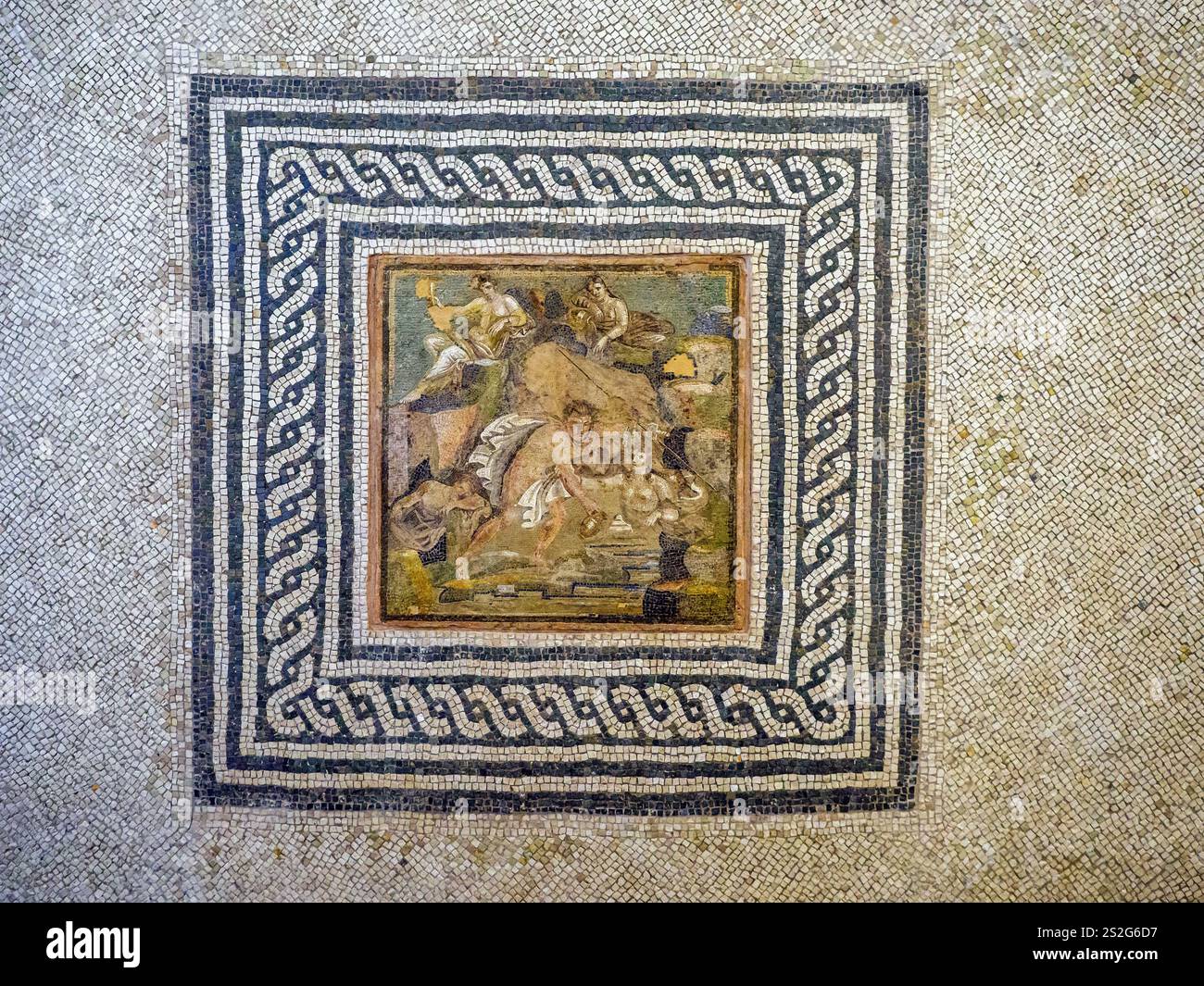 Mosaico a pavimento con emblema raffigurante Ila e le ninfe - il pavimento con un disegno geometrico è ornato da un dipinto centrale (emblema) che raffigura il mito di Ila, l'efebo che prese parte alla spedizione degli Argonauti, rapiti dalle ninfe, che si innamorarono della sua bellezza e destinati all'immortalità. Datato tra la fine del II secolo a.C. e l'inizio dell'età imperiale - Museo Nazionale Romano in Palazzo massimo alle Terme - Roma, Italia Foto Stock