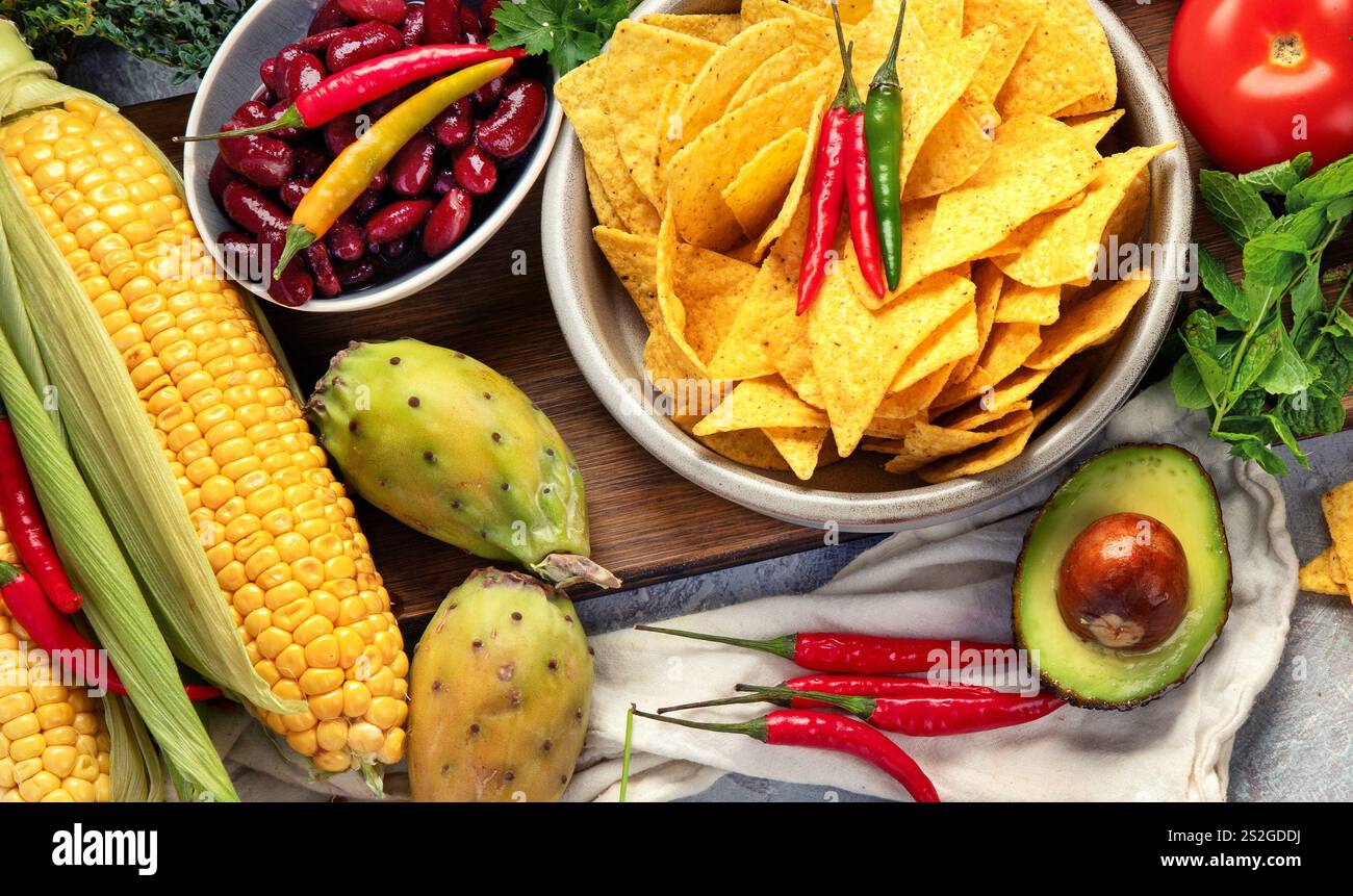 Assortimento di piatti messicani e spuntini su sfondo grigio chiaro. Cucine del concetto di mondo. Foto Stock