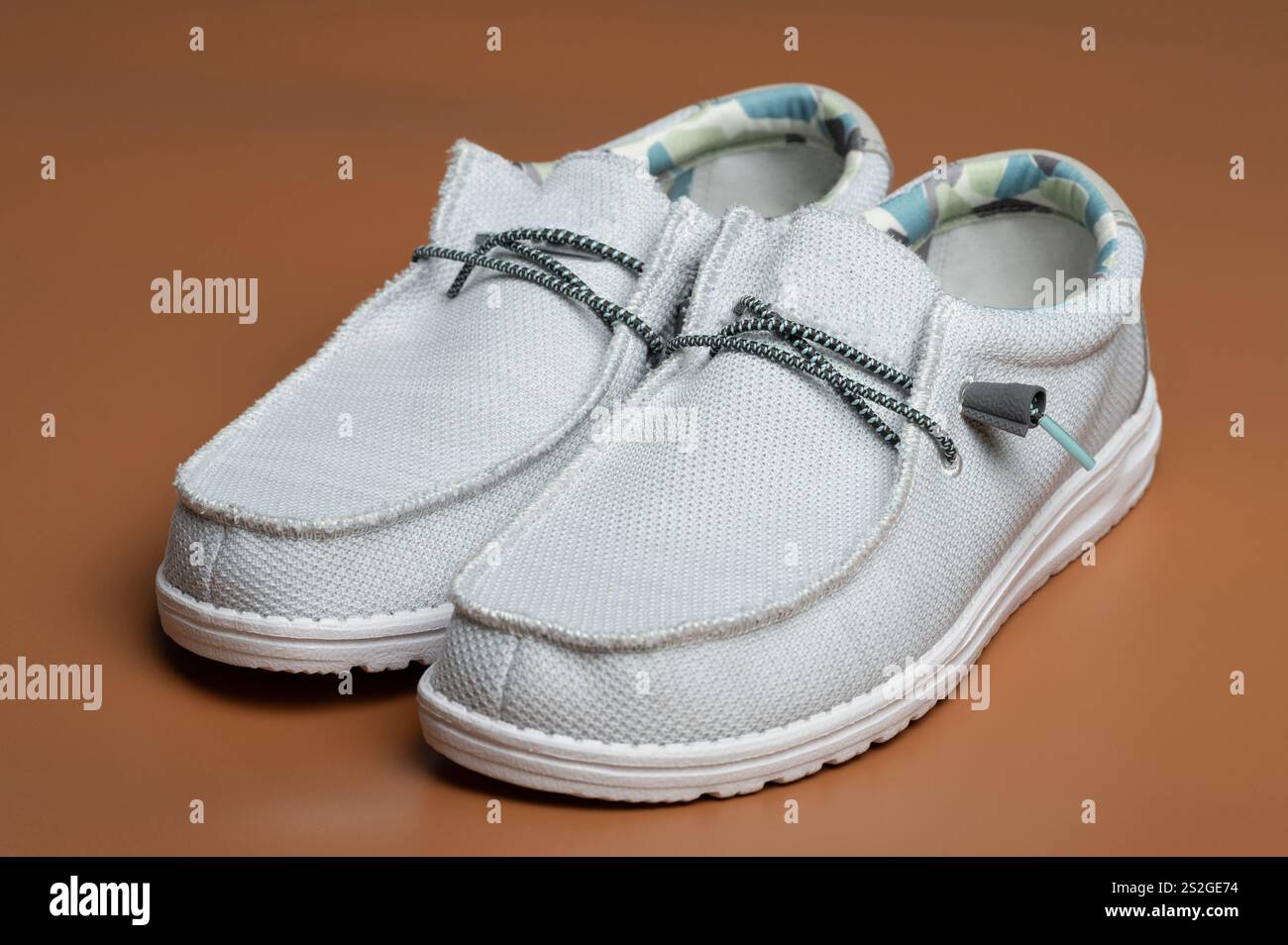 Le scarpe casual grigie sono caratterizzate da un design unico con un esterno in tessuto morbido e interni confortevoli adatti per l'uso quotidiano. Foto Stock