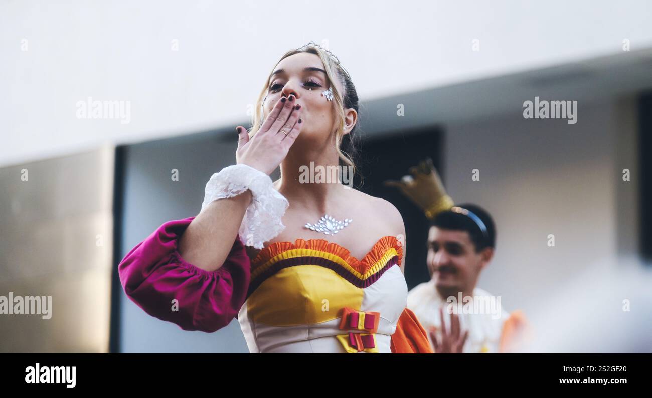 In questa immagine, c'è una persona vestita con un costume colorato con quello che sembra essere un significato culturale o folcloristico. Il costume include un bianco Foto Stock