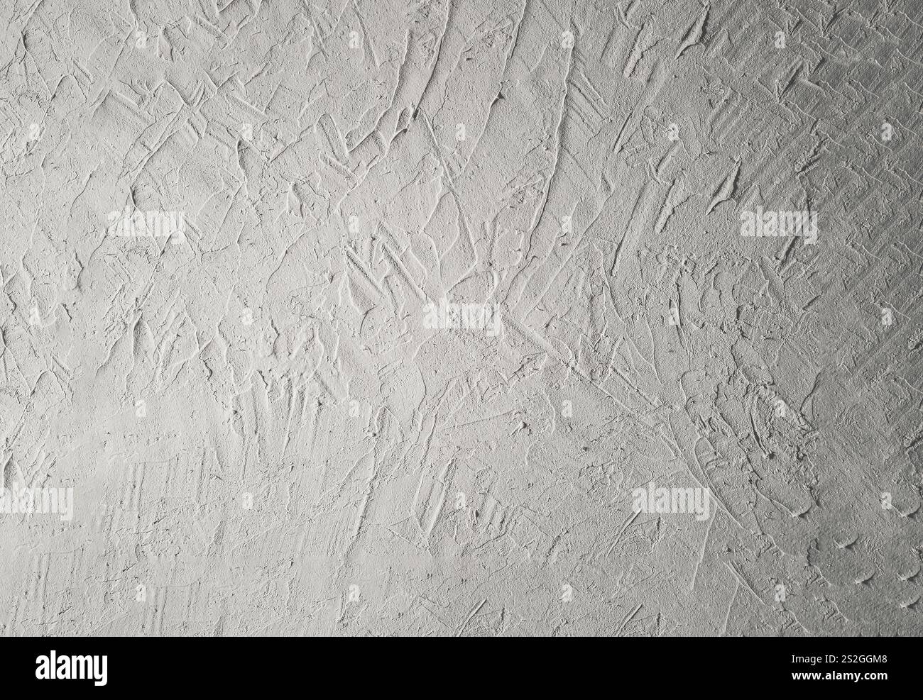 Una parete in gesso bianco offre un'estetica pulita a qualsiasi spazio. La sua consistenza liscia e i colori neutri lo rendono uno sfondo versatile per vari stili di arredo Foto Stock
