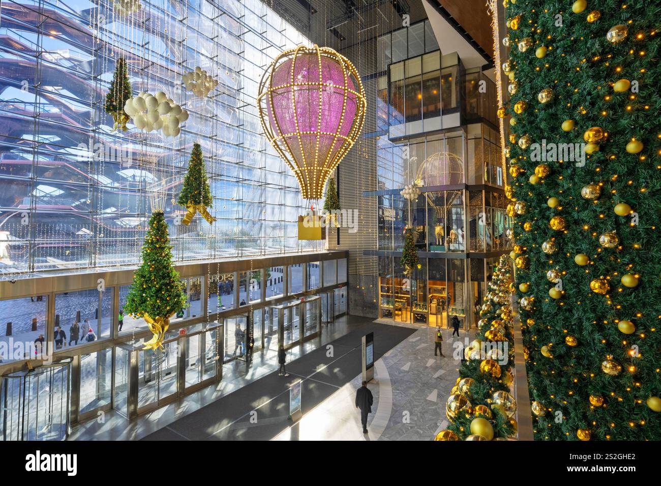 Hudson Yards Shopping Mall e la nave decorata per natale Midtown, Manhattan, New York City New York, USA Foto Stock