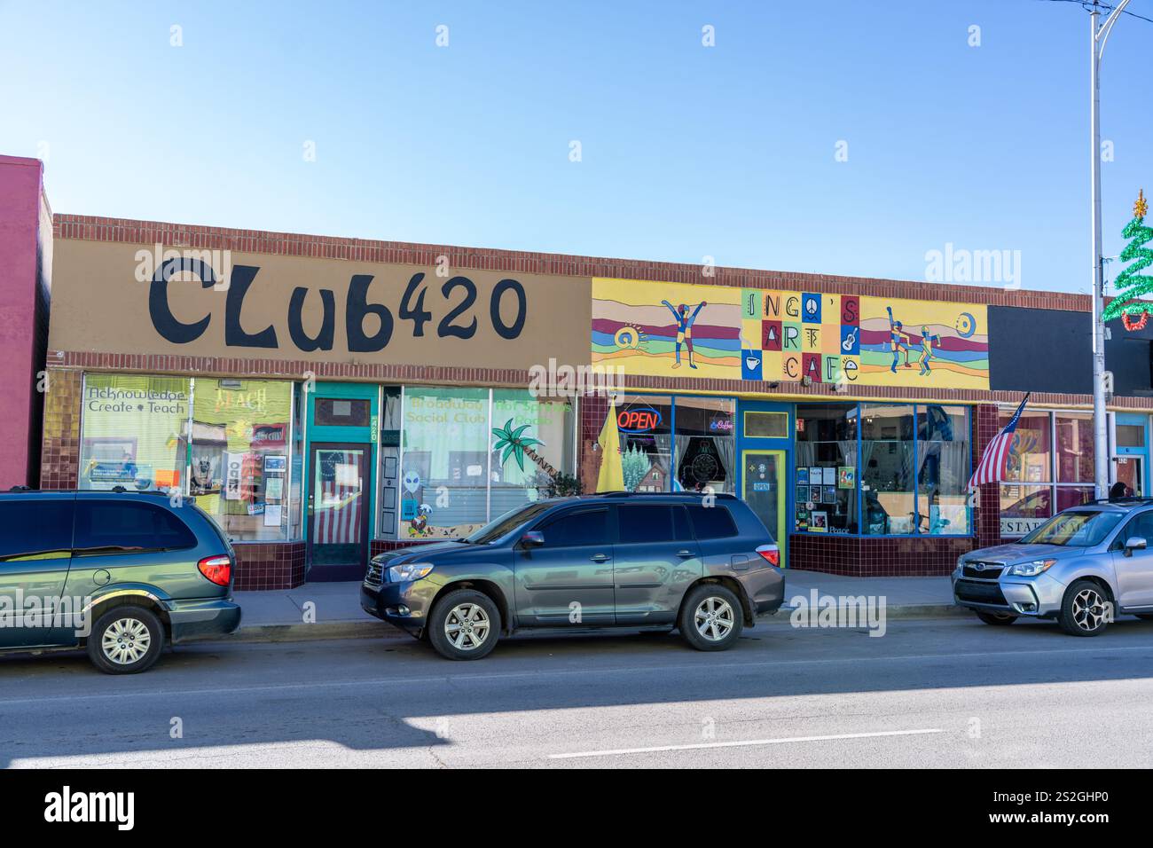 Truth or Consequences New Mexico - 8 dicembre 2024: Aziende in verità o conseguenze tra cui un dispensario di marijuana e un ristorante Cafe in New me Foto Stock