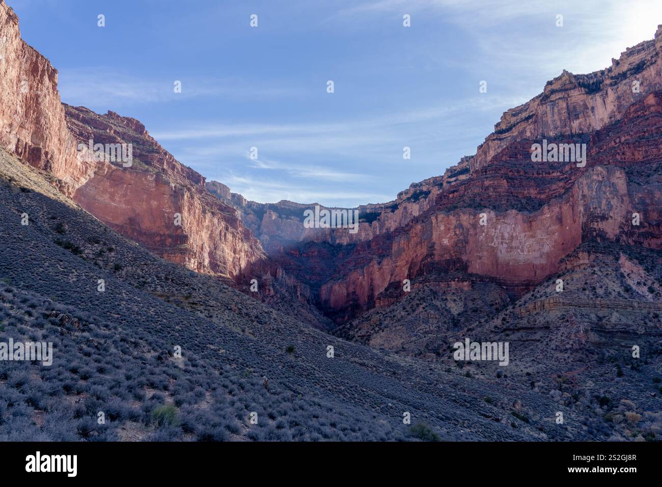 Le ombre si filtrano nel Grand Canyon visto dalla piattaforma di Tonto in Arizona Foto Stock Le ombre si filtrano nel Grand Canyon visto dalla piattaforma di Tonto in Arizona Foto Stock