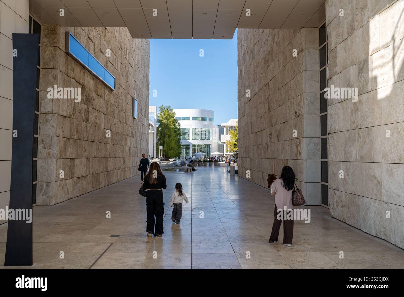 Los Angeles California - 17 dicembre 2024: Un passaggio esterno con turisti al Getty Center Museum di Los Angeles California Foto Stock