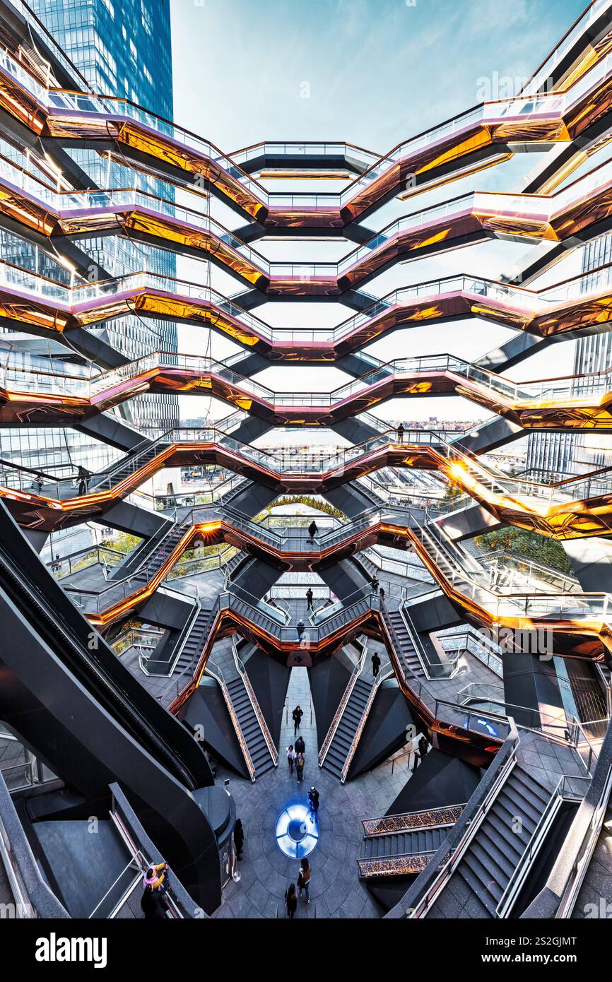 Hudson Yards e la nave che guarda dall'interno della nave Midtown, Manhattan, New York City New York, USA Foto Stock