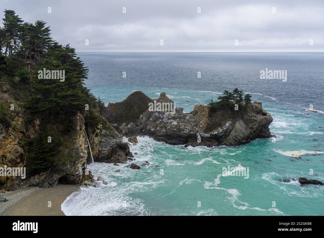 Cascate Mcway nel Big Sur Julia Pfeiffer Burns State Park in un giorno di osservazione dell'Oceano Pacifico Foto Stock