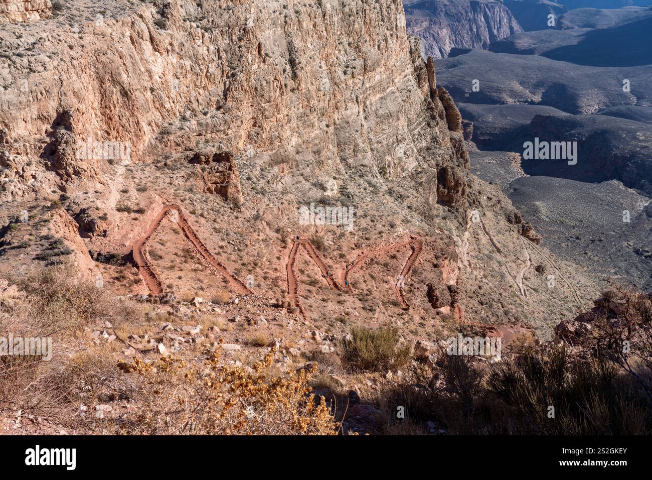 Il South Kaibab Trail nel Grand Canyon con tornanti sopra la piattaforma di Tonto Foto Stock Il South Kaibab Trail nel Grand Canyon con tornanti sopra la piattaforma di Tonto Foto Stock