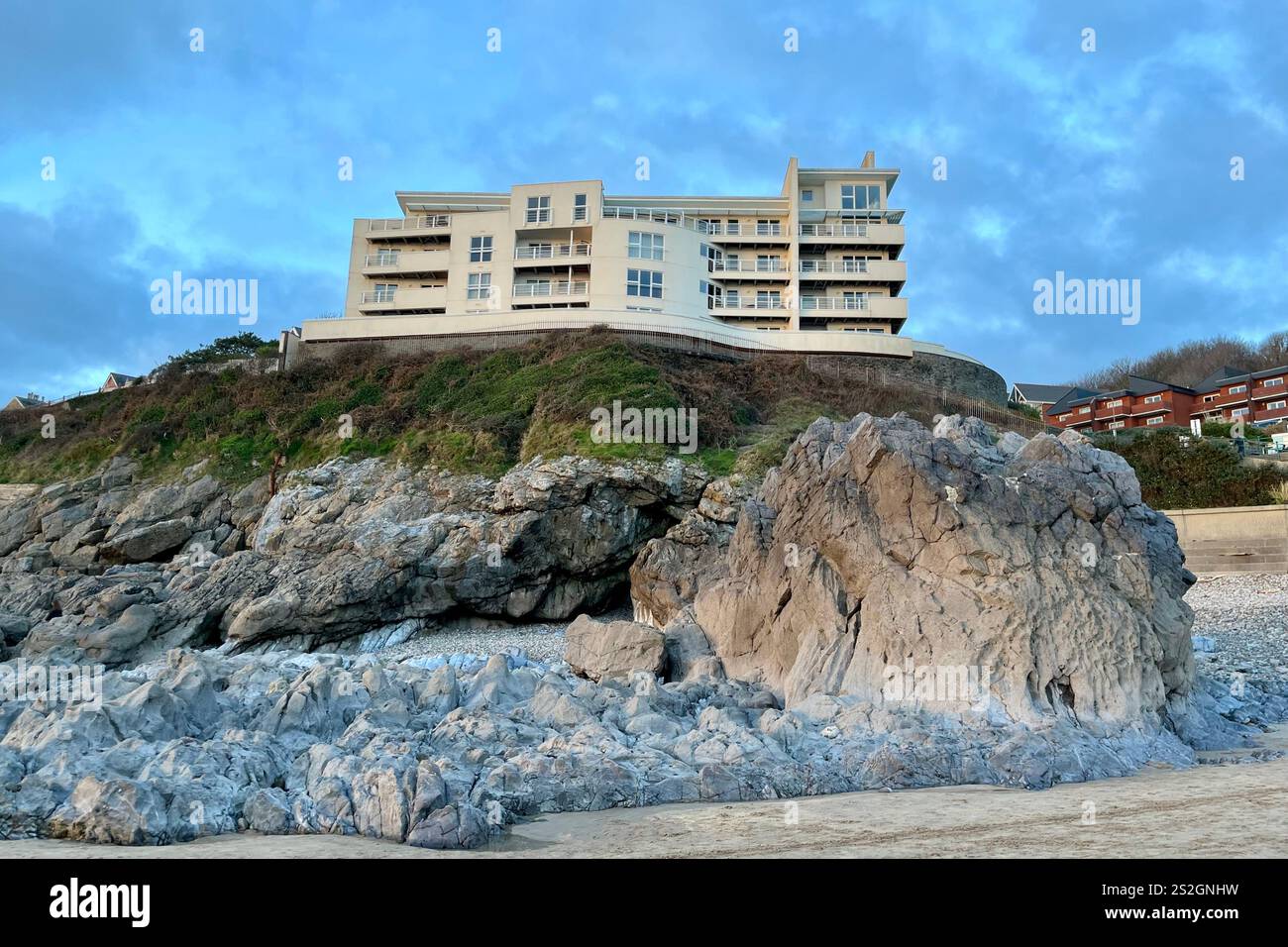 Gli imponenti appartamenti sulla scogliera di Osborne visti dalla spiaggia di Rotherslade Bay vicino a Langland Bay. 3 gennaio 2025. - Immagine stock catturata con smartphone