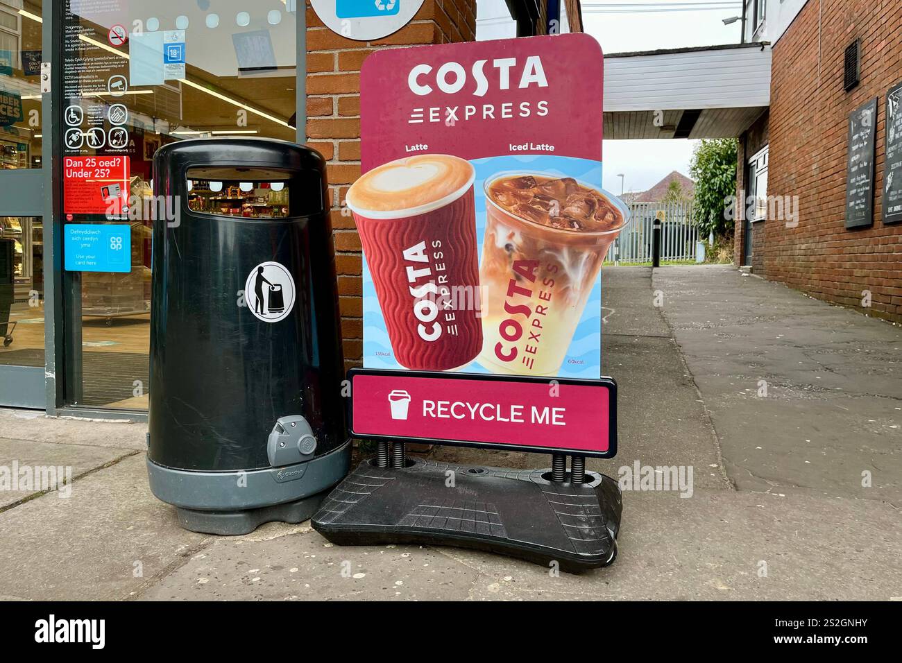 L'insegna costa Express pubblicizza un latte e Iced latte fuori dalla cooperativa di Killay. Swansea, Galles, Regno Unito. 4 gennaio 2025. - Immagine stock catturata con smartphone