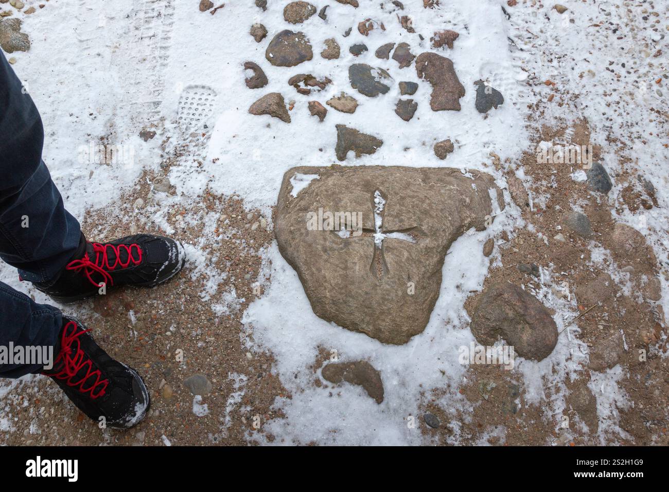 Vecchia scultura su un masso all'ingresso di un antico maniero, vecchio segno della storia Foto Stock