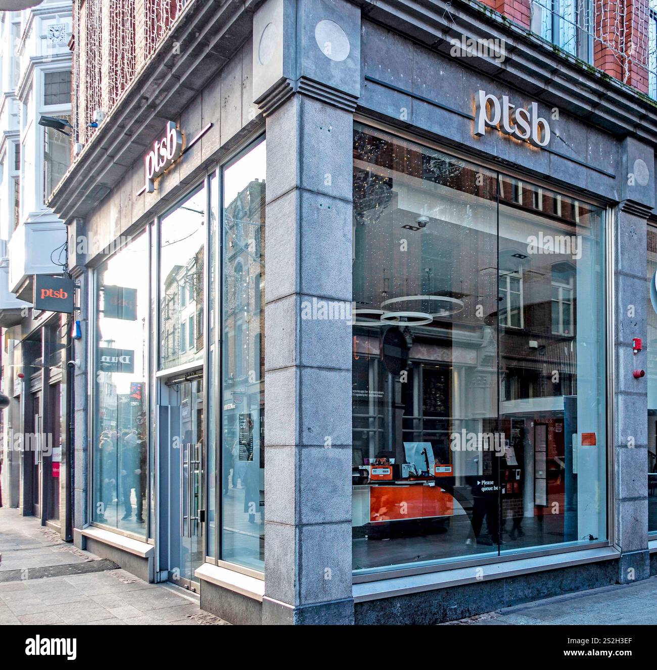 Filiale della PTSB Bank in Grafton Street, Dublino, Irlanda, con moderna facciata in vetro e segnaletica per banche personali e aziendali. Foto Stock