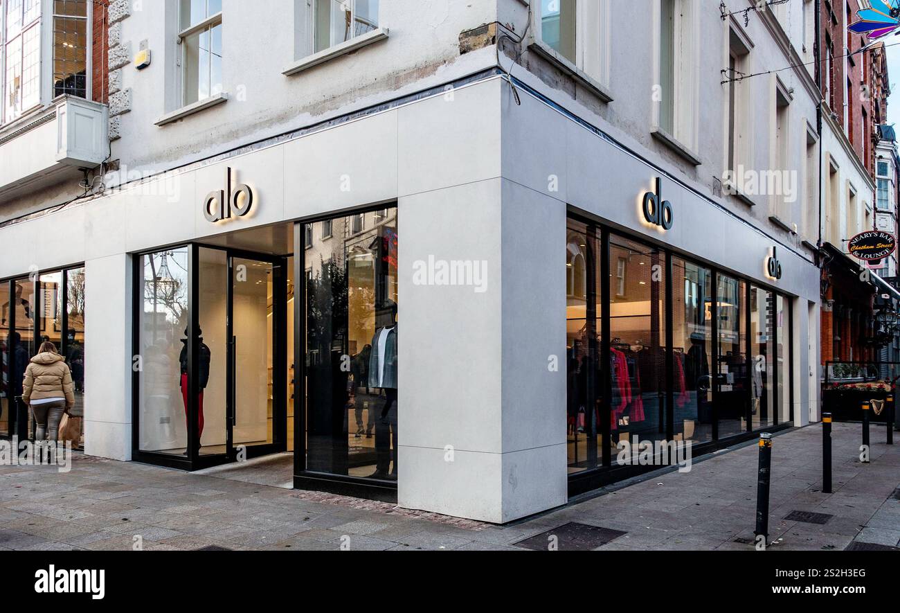 Un ramo di Alo, il marchio di abbigliamento casual ispirato allo yoga, situato in Grafton Street, Dublino, Irlanda, con un elegante e moderno punto vendita. Foto Stock