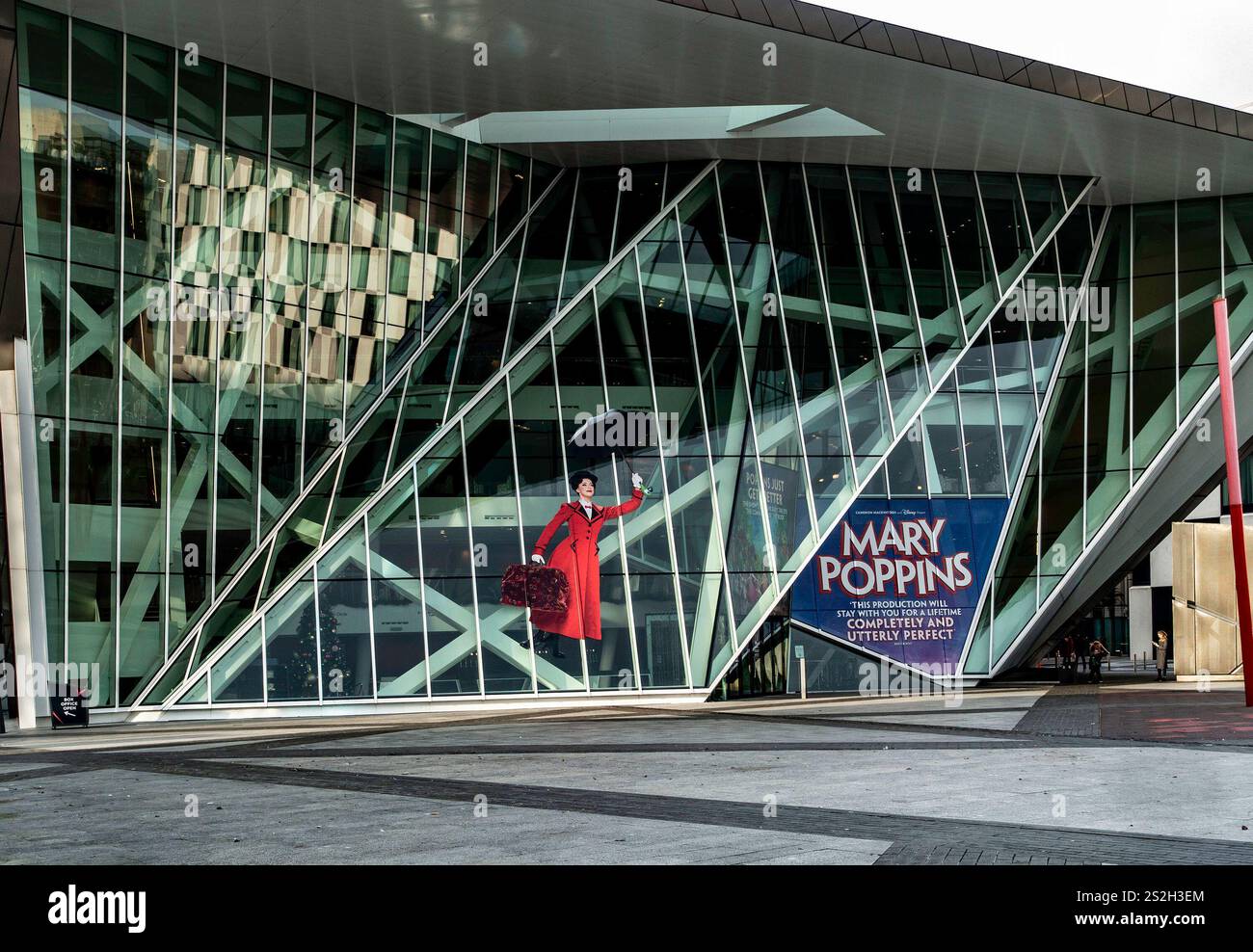 Bord Gáis Energy Theatre di Dublino, Irlanda, con una mostra promozionale per il musical Mary Poppins sulla sua impressionante facciata in vetro. Foto Stock