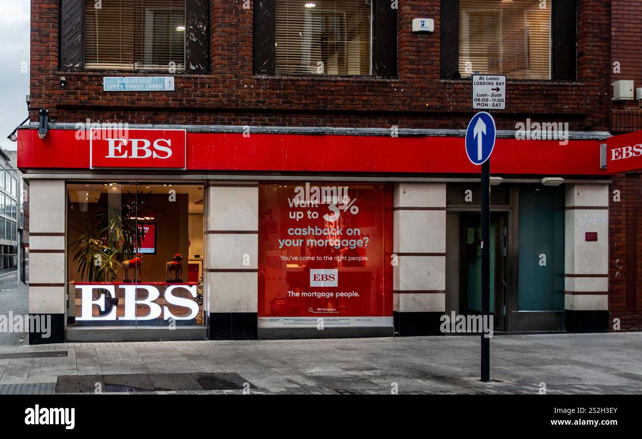 Filiale di EBS Bank in Liffey Street Upper, Dublino, Irlanda, con marchio rosso e offerta di rimborso ipotecario visualizzata nella finestra. Foto Stock