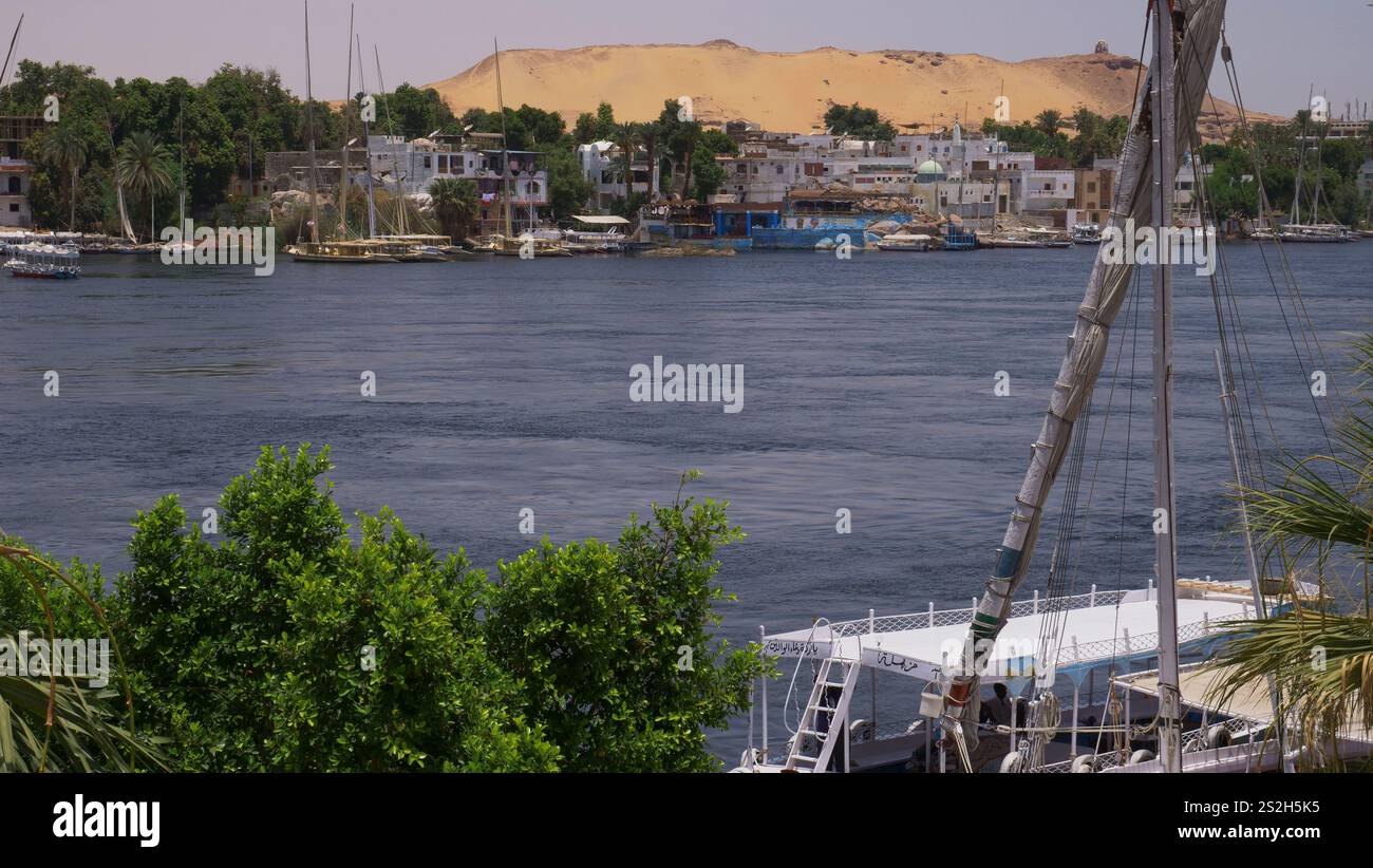 Feluca e barche fluviali sul Nilo, Assuan, Egitto Foto Stock
