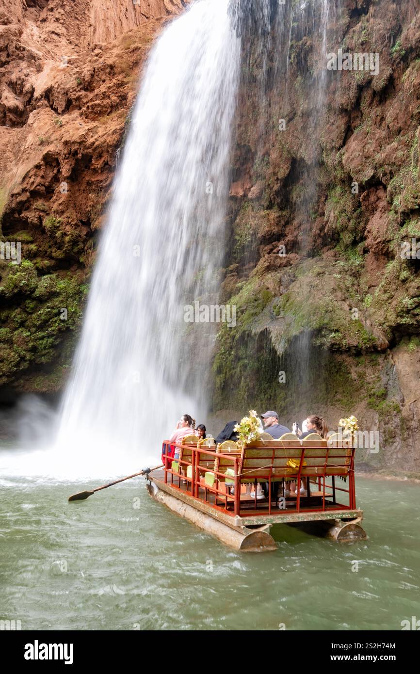 Cascate di Ouzoud o Cascades d'Ouzoud, montagne del Medio Atlante, Marocco. Ai turisti viene data una vista ravvicinata delle cascate in una zattera. Foto Stock