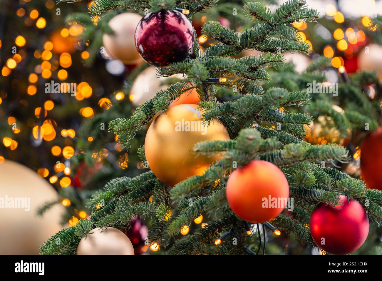 Decorazioni natalizie baule a forma di palla, messa a fuoco selettiva Foto Stock