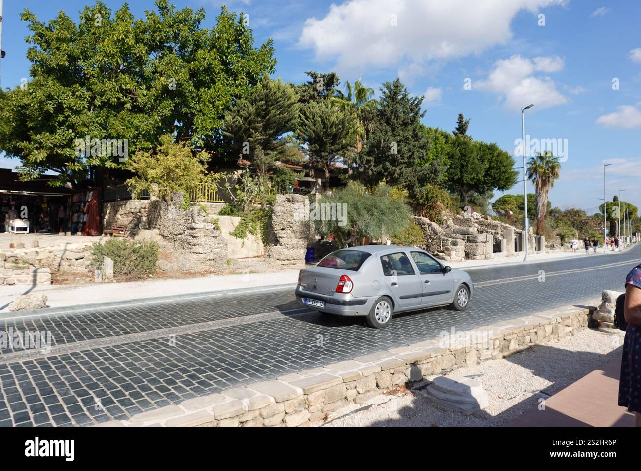 Nuova strada costruita sopra la vecchia strada di Side, Antalya, Turchia. Vecchi negozi su entrambi i lati. Foto Stock