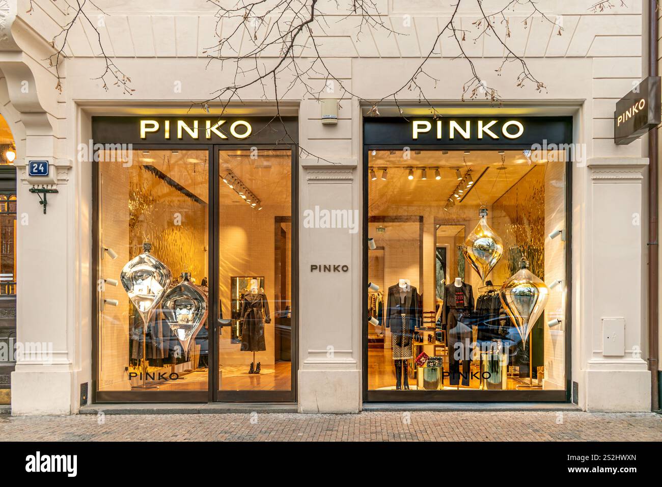 Praga, Repubblica Ceca - 20 dicembre 2024: Negozio Pinko a Parizska (via Parigi). Fondata nel 1980, Pinko è un marchio italiano di moda femminile Foto Stock