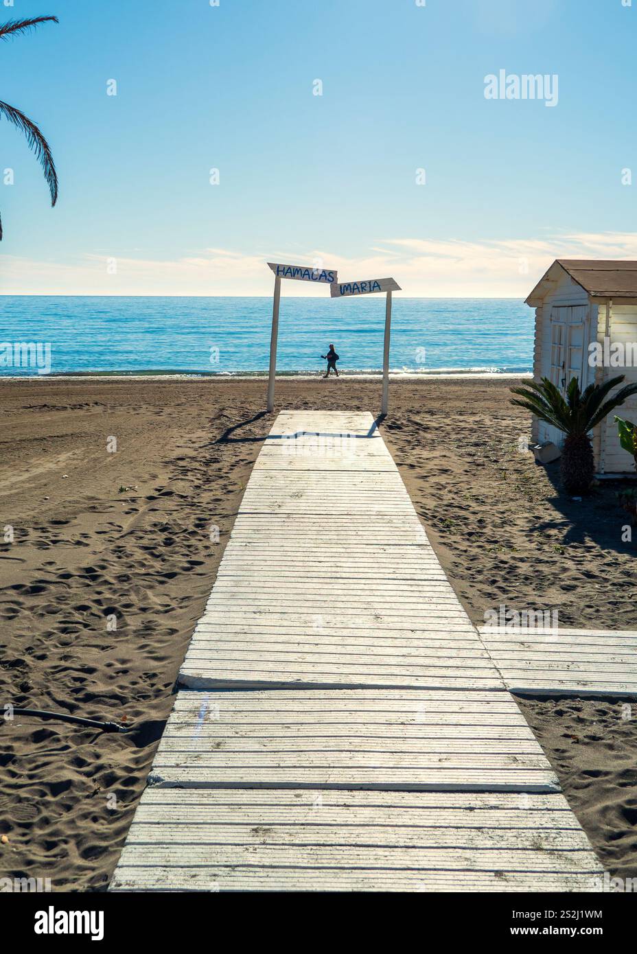 12/25/2024 . Malaga, Spagna. Sentiero in legno con una persona sullo sfondo, camminando lungo la riva della spiaggia di Malaga, Spagna. Foto Stock 12/25/2024 . Malaga, Spagna. Sentiero in legno con una persona sullo sfondo, camminando lungo la riva della spiaggia di Malaga, Spagna. Foto Stock