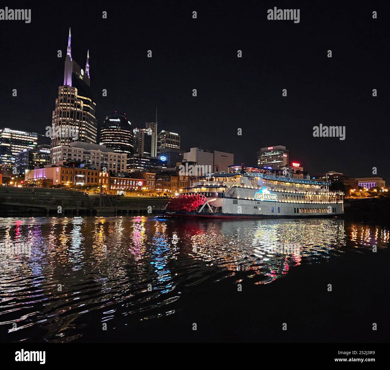 Il General Jackson Showboat e lo skyline di Nashville di notte, Nashville, Tennessee - Immagine stock catturata con smartphone