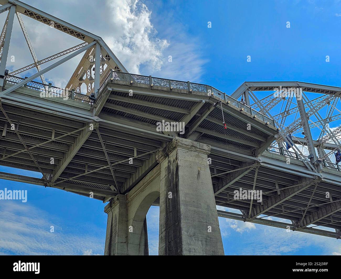 Il John Seigenthaler Pedestrian Bridge è un ponte a capriata che attraversa il fiume Cumberland. Nel centro di Nashville. Foto Stock