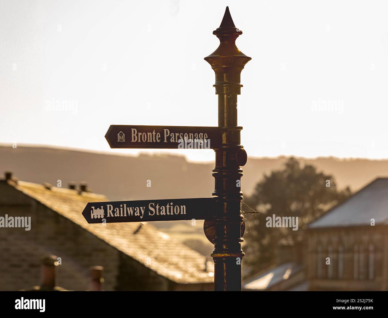 Indicazioni turistiche per il Bronte Parsonage e la stazione ferroviaria nella città di Haworth nel West Yorkshire. REGNO UNITO Foto Stock