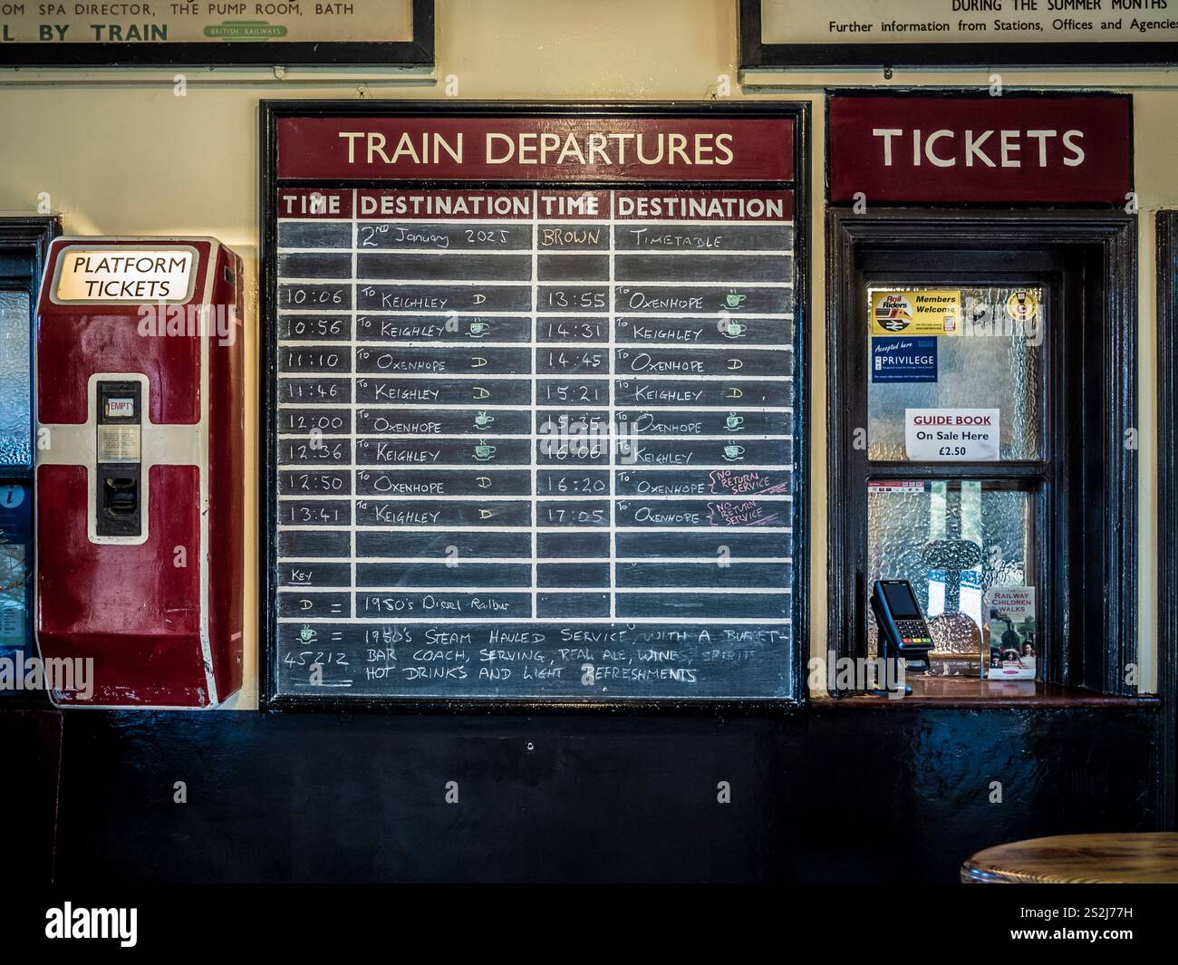 Partenza in vecchio stile presso la biglietteria della stazione ferroviaria di Haworth. Haworth, West Yorkshire, Regno Unito Foto Stock