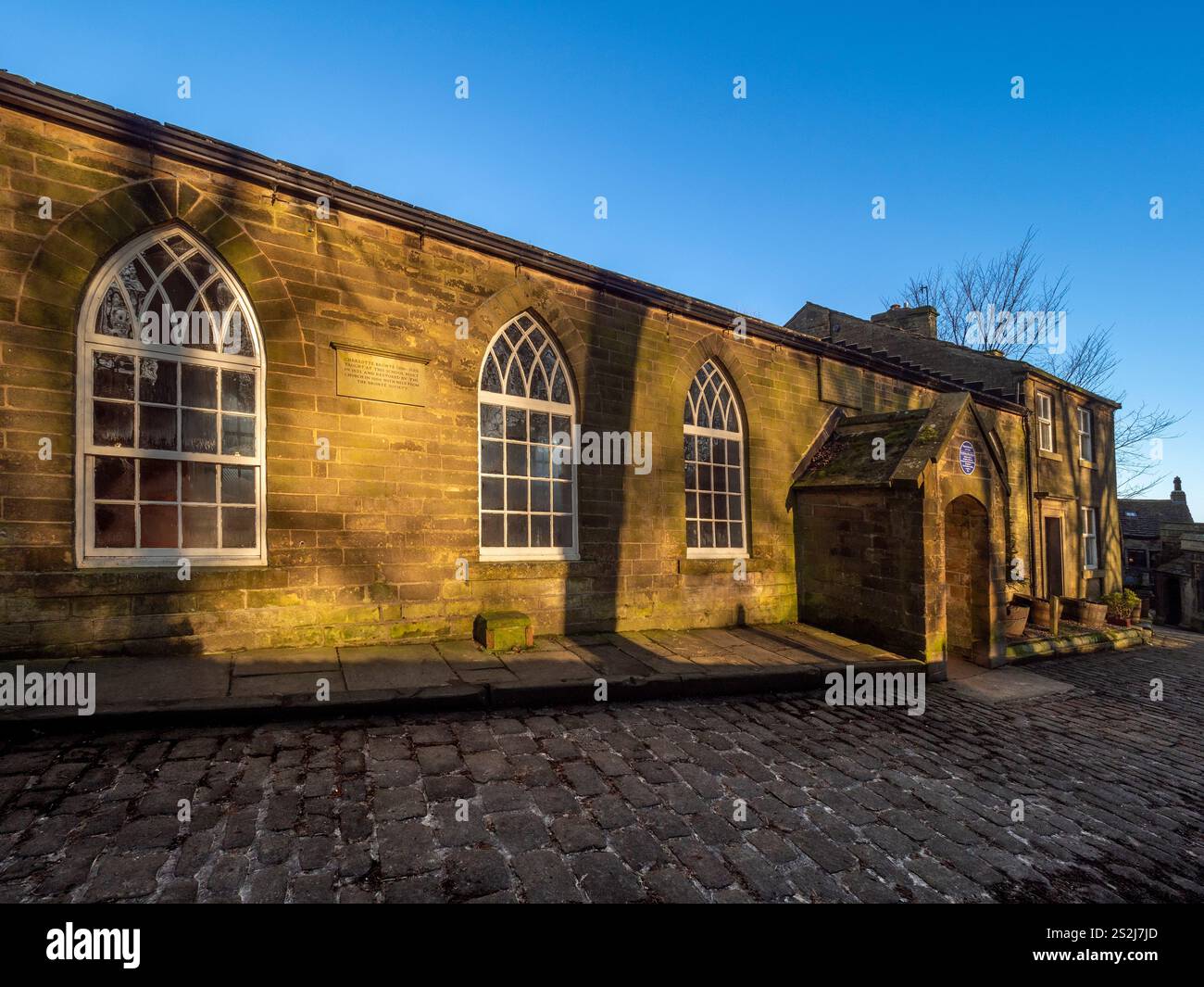 Old School Room, Haworth, West Yorkshire, in una soleggiata giornata invernale. REGNO UNITO Foto Stock