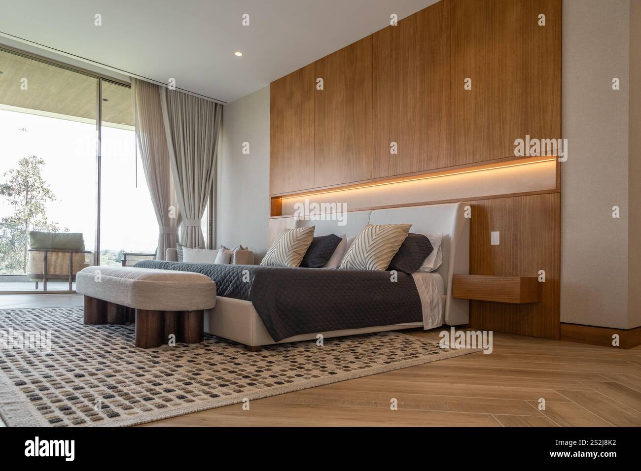 camera da letto con arredi sofisticati Foto Stock