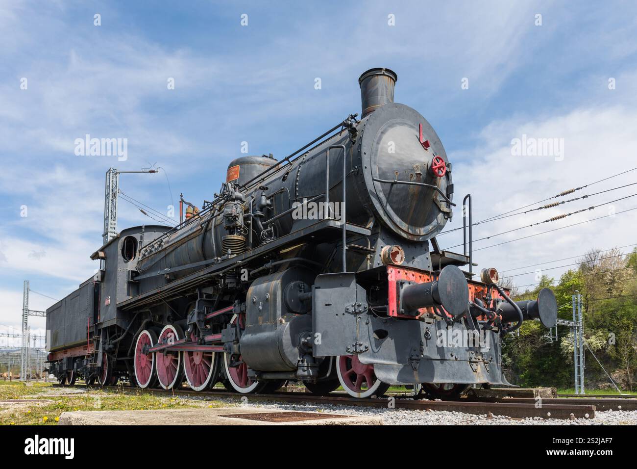 Vecchia locomotiva a vapore FS 740,121 alla stazione ferroviaria di Postumia, Slovenia Foto Stock