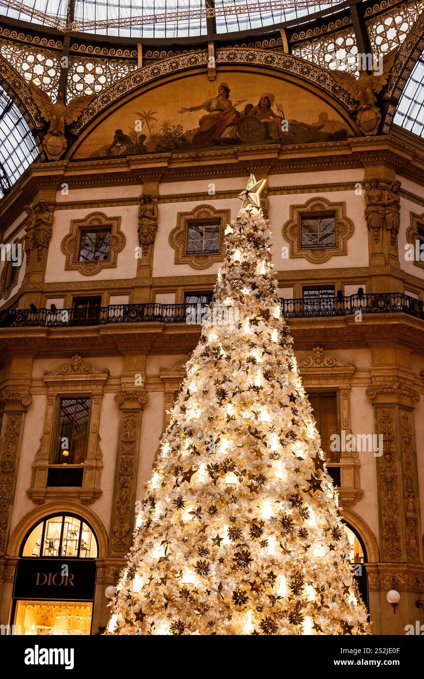 La Galleria Vittorio Emanuele II è la più antica galleria di negozi attiva d'Italia e un importante punto di riferimento di Milano. Albero di Natale e negozio Dior Foto Stock