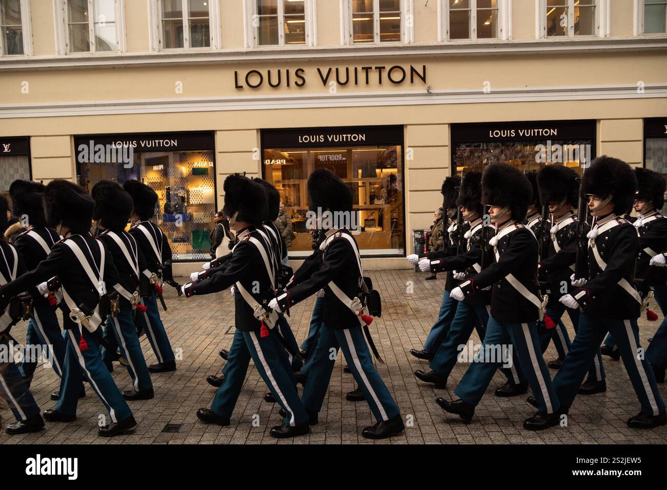 Membri della Guardia reale danese durante il cambio della guardia Copenaghen Kobmagergade Danimarca Copyright: XKristianxTuxenxLadegaardxBergx 2E6A3410 Foto Stock