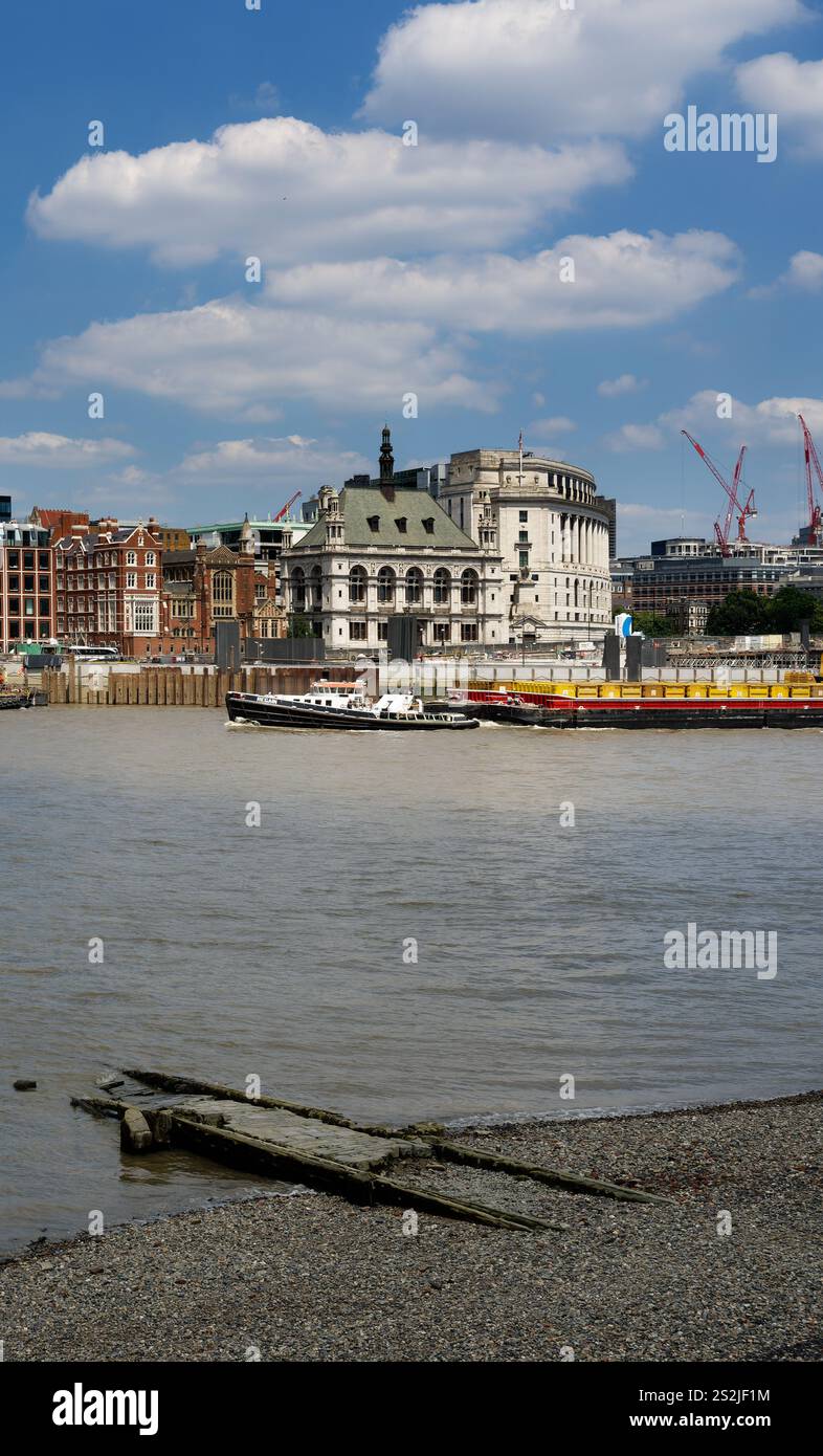 Rails che va da London Beach al fiume Tamigi con il vecchio edificio Unilver e il Blackfriars Bridge sullo sfondo Foto Stock