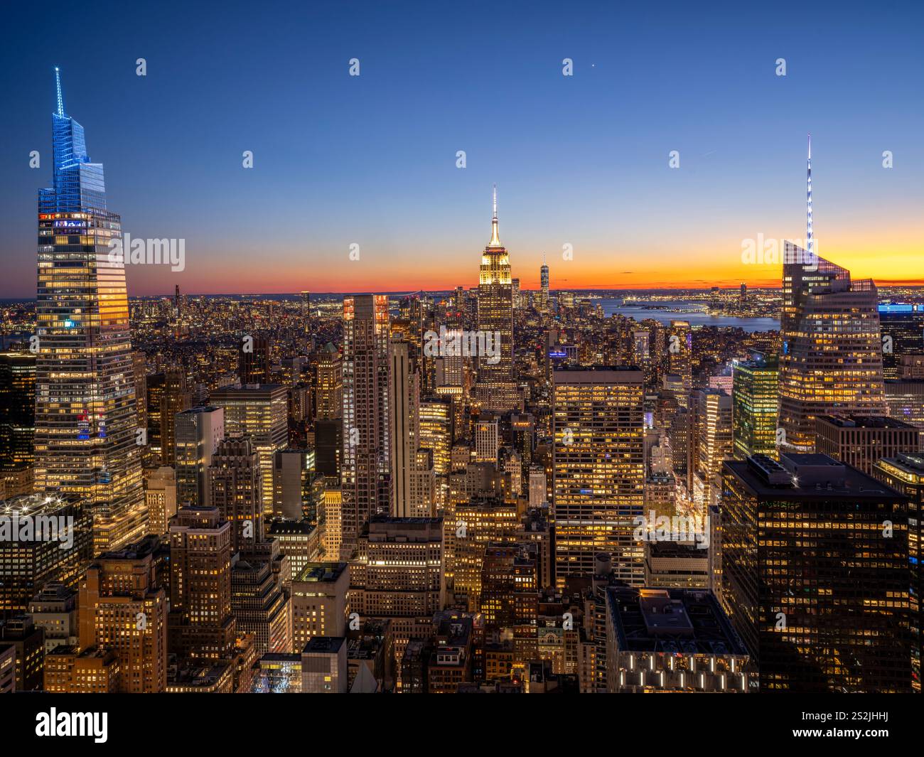 Colorato skyline di Manhattan, illuminato all'ora Blu dopo il tramonto Manhattan, New York, New York, Stati Uniti Foto Stock