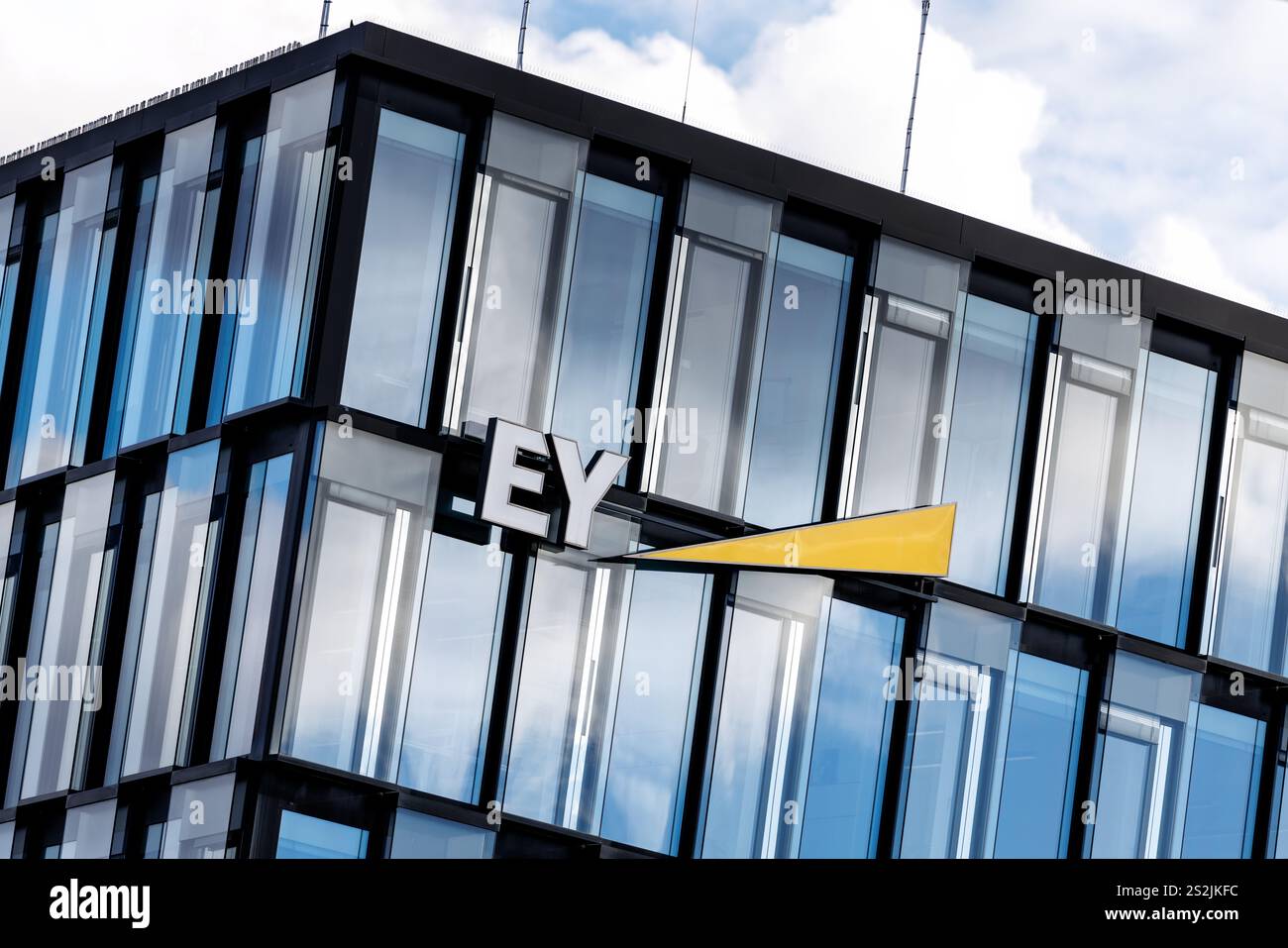 Monaco, Germania. 7 gennaio 2025. Il logo della società di revisione Ernst & Young (EY) è visibile sulla facciata di fronte alla sede centrale della società a Monaco il 7 gennaio 2025. EY è una rete globale di società giuridicamente autonome e indipendenti nei settori della revisione contabile, della consulenza fiscale, della consulenza sulle transazioni, della consulenza sui rischi, della consulenza finanziaria, nonché della consulenza aziendale e gestionale e della consulenza legale tradizionale. Crediti: Matthias Balk/dpa/Alamy Live News Foto Stock